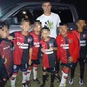 Klub skors 9-jarige spelers oor foto saam met held van teenstanders